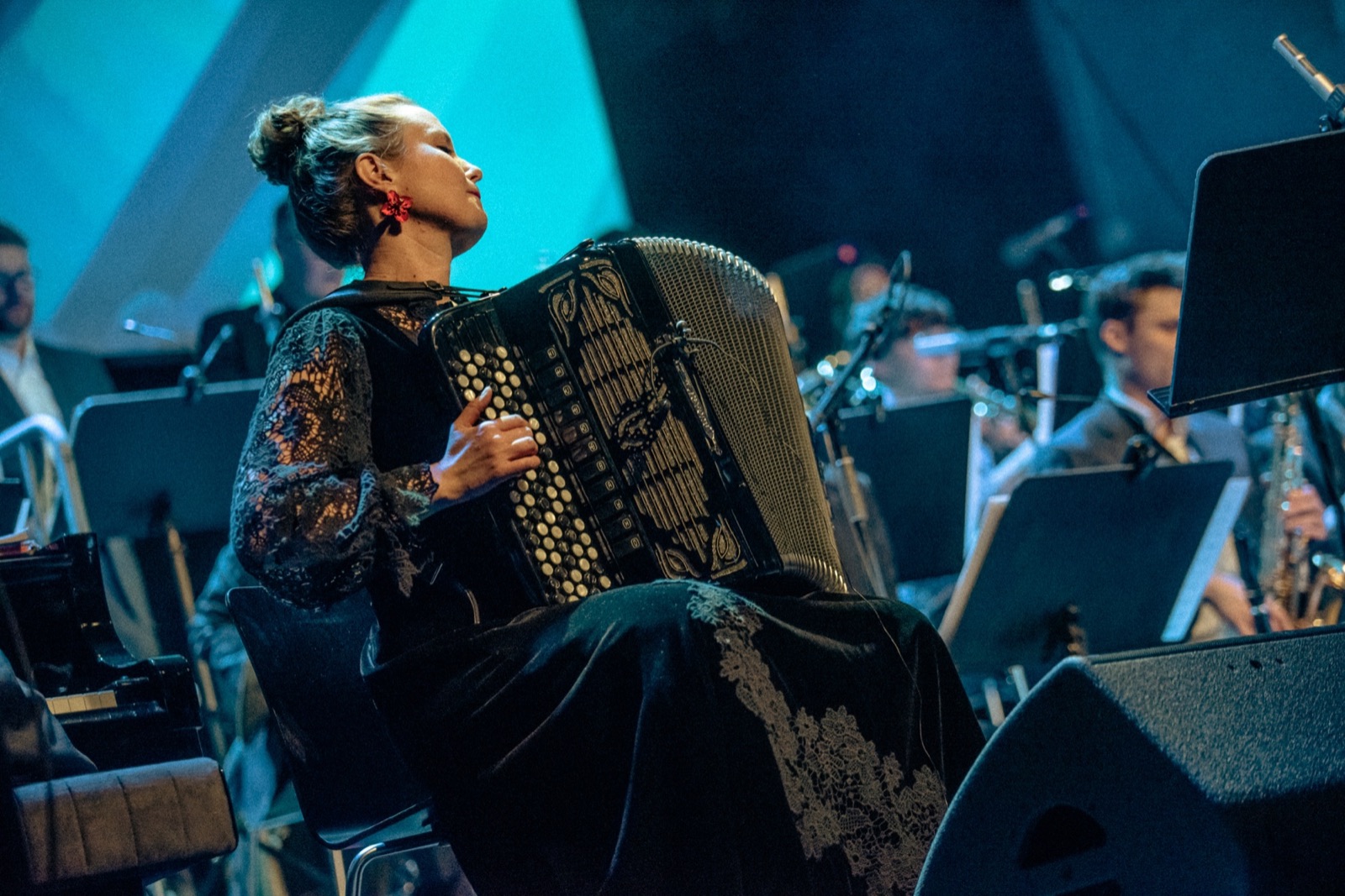 Kaisa Ristiluoma soittamassa harmonikkaa konsertissa